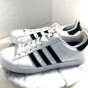 Adidas | Hard Shell Classic White & Blacks - 6.5 🚹 8 🚺